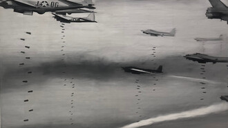 Bombers (1963) de Gerhard Richter est une peinture photographique austère en noir et blanc représentant des avions américains bombardant Dresde, la ville de son enfance, reflétant sa relation complexe avec l'histoire allemande et la guerre