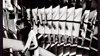 Chanel sulla scala a specchi di Rue Cambon 31, foto Cecile Beaton 