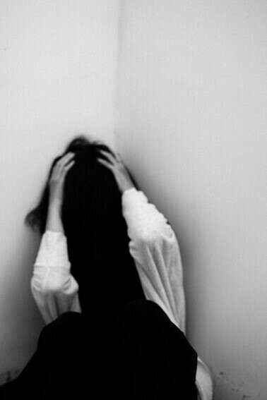 Alguns sinais indicam que vale a pena olhar para isso com mais atenção: relações que seguem um mesmo padrão de frustração, dificuldade constante em se posicionar ou em sustentar escolhas próprias, reações emocionais intensas que parecem desproporcionais à situação, necessidade excessiva de aprovação ou medo recorrente de rejeição