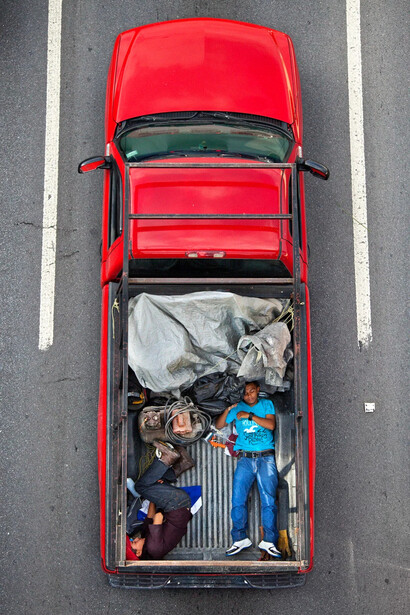 Alejandro Cartagena, Carpoolers #25, 2011-2012. Courtesy of Catharine Clark Gallery