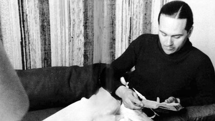 Luis Cernuda, destacado poeta y crítico literario español, miembro de la Generación del 27