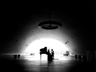 Entre ombre et lumière, le musicien avance : répéter, ajuster, recommencer jusqu’à ce que le geste devienne juste