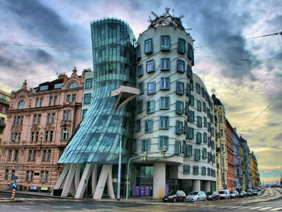 Casa Dançante, em Praga, desenhada pelo arquitetos Vlado Milunić e Frank Gehry