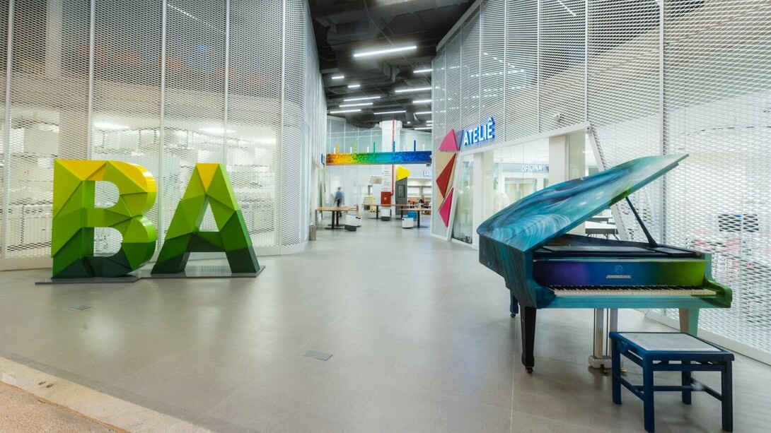 Entrada do campus Cidade Jardim da Belas Artes, instalado dentro do shopping Cidade Jardim, em São Paulo. O projeto simboliza a estratégia da instituição de aproximar ensino, economia criativa e mercado de luxo, reforçando um posicionamento que combina tradição acadêmica com inovação e experiências voltadas às novas demandas profissionais
