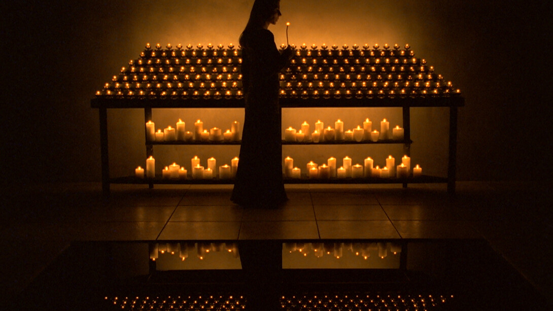 Bill Viola, Night Vigil, 2005/2009, Color rear-projection video diptych, two large screens mounted on wall in dark room, Overall projected image size. 6 ft 7 in x 17 ft 4 in (2.01 x 5.28 m), Room dimensions variable, 9.20 minutes, Performer Lisa Rhoden © Kira Perov, courtesy Bill Viola Studio
