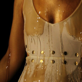 Violaine Higelin, EMPIRE, vidéo (3min 34sec), 2015. Bande sonore réalisée en collaboration avec Hadrien Deveaux. Réalisée dans le cadre de la restitution de résidence du collectif DATA DATA (septembre 2015) au Centre Culturel George Pump It Up, Nancy, et lors du festival Traverse Vidéo 2016, à Toulouse.