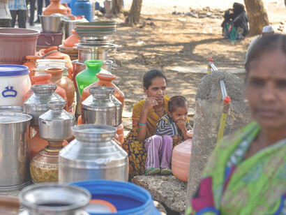 Debido a que no puede recolectar agua de lluvia suficiente y a que los niveles freáticos son bajos, el gobierno del estado de Tamil Nadu no ha podido proporcionarles agua a sus habitantes