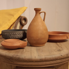 Ceramiche da mensa romane, riproduzioni da archeologia sperimentale. 