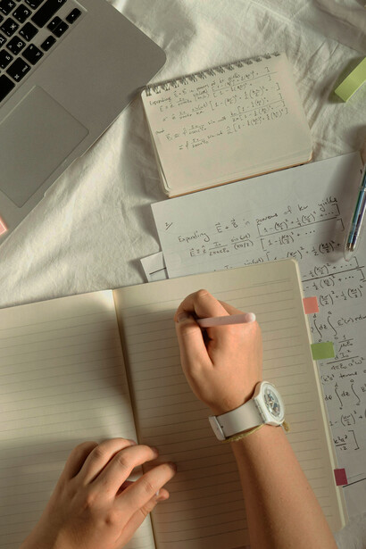 La combinación de silicio y grafeno en estructuras nanométricas ofrece mayor resistencia y flexibilidad, optimizando la seguridad en distintos productos tecnológicos