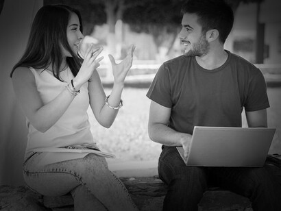 Aquí adentro nunca han existido las mariposas: lo único que sé es que cuando te voltea a ver me cae un influjo innecesario de sustancias, y maldita sea la oxitocina