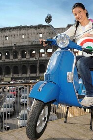 Paseando sobre una vespa por Roma