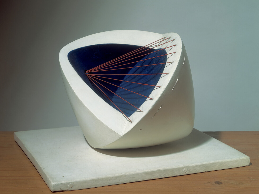 Barbara Hepworth, Sculpture with Colour (Deep Blue and Red) (6), 1943, Sculpture, Painted wood with strings, 406 mm, Courtesy Bowness, Hepworth Estate © The Hepworth Estate
