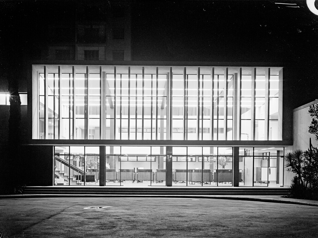 Editorial Gustavo Gili. Barcelona. Francesc Bassó; Joaquim Gili.1954-1961. Foto Francesc Català-Roca. © Fons Fotogràfic F. Català–Roca – Arxiu Fotogràfic de l’Arxiu Històric del Col•legi d’Arquitectes de Catalunya