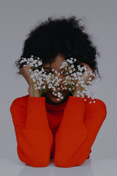 Modella indossa un maglione rosso. Antonio Berni: La carriera artistica e l'influenza del rosso arancio