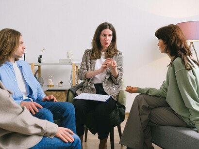 A doctor discussing possible treatments with a family who has a member that has Stoneman syndrome