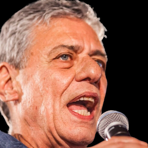 Na canção Rita, Chico Buarque canta sobre uma personagem que finalmente se liberta de um relacionamento fracassado, causando perdas e danos