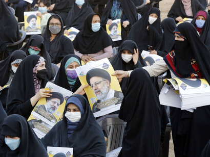 Por más que las autoridades extendieron hasta dos horas la oportunidad de sufragio, la jornada transcurrió con una baja participación del electorado, de acuerdo a las agencias de noticias allí presentes