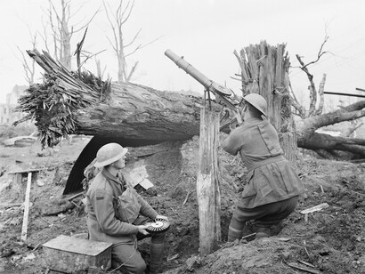 Dos operadores australianos de la ametralladora Lewis del primer batallón en las murallas de Ypres