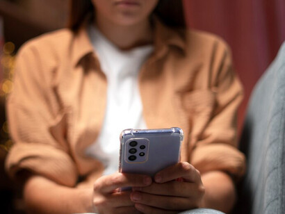 A girl in her teenage years feeling overwhelmed by social media influences