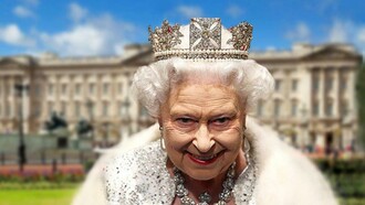 La reina Isabel II de Inglaterra frente al palacio de Buckingham, Londres