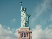 La libertad iluminando el mundo, conocida como la Estatua de la Libertad, uno de los monumentos más famosos de Nueva York, EE. UU. Se encuentra en la isla de la Libertad, al sur de la isla de Manhattan, junto a la desembocadura del río Hudson y cerca de la isla Ellis