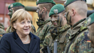 Angela Merkel con soldados alemanes