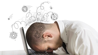 Trabajador estresado a la vuelta de vacaciones