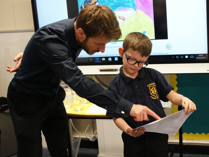 Artist Oliver Beer with school child from St George’s CE Primary, Birmingham. Courtesy of Ikon
