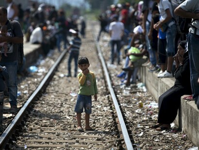Migrantes sirios transitan hacia sus países de destino por la vía ferroviaria