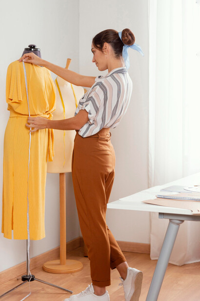 Diseñadora trabajando en un nuevo diseño