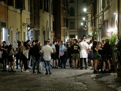 In giro senza mascherina