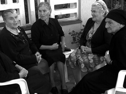 Un ritrovo di donne che usano il dialetto locale