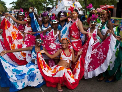 Mahé, ragazze in posa per il festival a Victoria, Seychelles