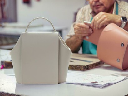 OneSixOne parte de un bolso “made in Spain” fabricado a mano en Ubrique y que hace las veces de lienzo en blanco sobre el que diferentes artistas plasman sus creaciones