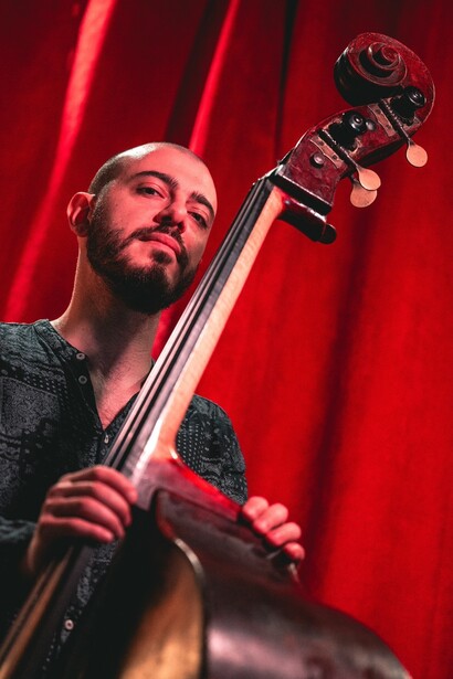 Jacopo Ferrazza ha compiuto gli studi accademici presso il Conservatorio di Frosinone e vinto numerosi premi e riconoscimenti, tra cui quello come miglior bassista del concorso “Jimmy Woode Award”