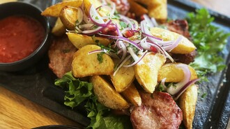 Para finalizar, compartilhamos também outro prato com pedaços de carne de porco marinada e grelhada na brasa, dando aquele sabor defumado característico e que vieram com batatas em gomos assada e um molho à base de tomate e páprica. Juro, não sei quais os temperos ou a história da gastronomia Georgiana, mas tudo que comemos estava sensacional, foi realmente uma refeição memorável! 