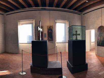Sezione "La bellezza di Dio", in primo piano "Croce reliquiario" in lamina d’argento sbalzata e cesellata e Croce astile in argento sbalzato, inciso, cesellato, dorato e bronzo (foto Omar Kheiraoui)