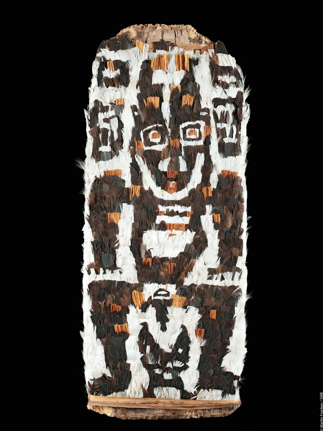 Federmosaik-Tafel, Holz, Fasern, Federn, 88 × 4,5 × 36 cm, Kambot-Sprachgruppe, Dorf Kam-baramba [Kumbragumbra], Gesammelt vermutlich durch Richard Thurnwald, Erworben 1913, Berlin, Ethnologisches Museum, Inv. Be VI 38609, © Staatliche Museen zu Berlin – Preußischer Kulturbesitz, Ethnologisches Museum, Foto: Martin Franken