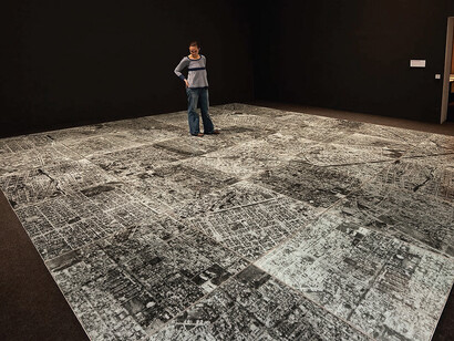 Oscar Muñoz, Ambulatorio [Déambulatoire], 1994, Photographie aérienne encapsulée dans du verre sécurit, bois et aluminium, 36 modules, 100 x 100 cm, chaque, Courtesy O.K Centrum, Linz