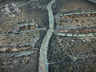 Edward Burtynsky - Anthropocene - Oil Bunkering #1, Niger Delta, Nigeria 2016 © Edward Burtynsky