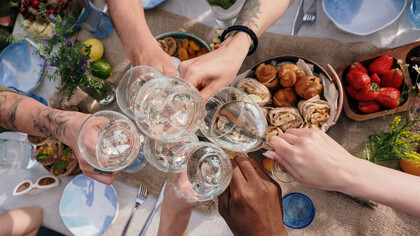 Celebração com um brinde entre amigos