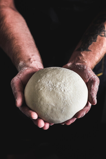 Harina para la base de masa de la pizza. La harina, los tomates y el queso parecen ser los ingredientes más importantes a la hora de elaborar pizzas