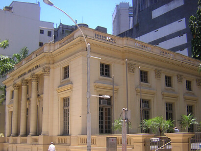 Fundada no Rio de Janeiro em 1897 por Machado de Assis, a Academia Brasileira de Letras tem 40 cadeiras, cada uma ocupada por membros ilustres, perpetuando a língua portuguesa e a literatura no Brasil

