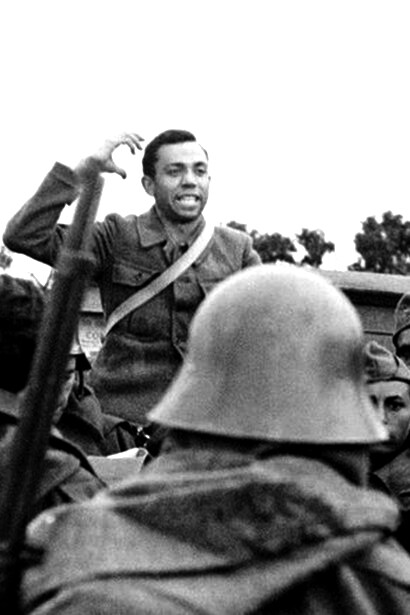 Miguel Hernández con sus compañeros milicianos republicanos