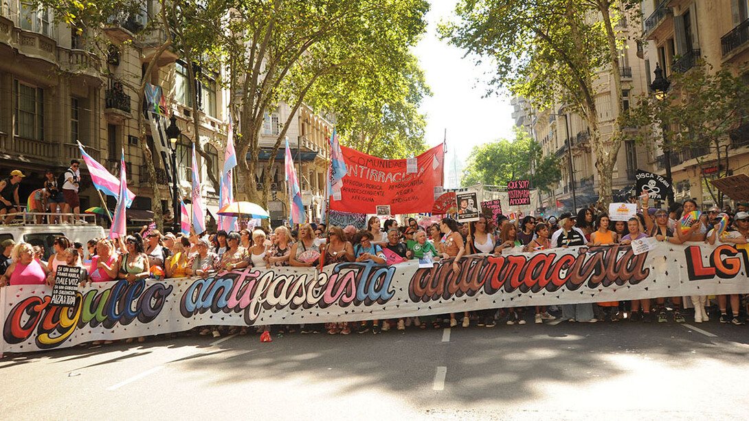La Marcha del Orgullo Antirracista y Antifascista en Argentina reunió a una multitud diversa en múltiples ciudades en todo el país, con el objetivo de desafiar la discriminación con alegría y resistencia. Buenos Aires, Argentina, 1 de febrero de 2025