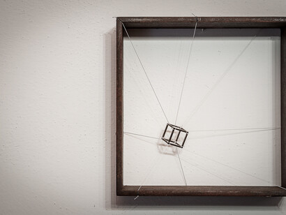 Introverted perspective #7, 2012 © Photo Oliviero Santini, 25 x 25 x 8 cm, Iron, polyester thread, plaster
