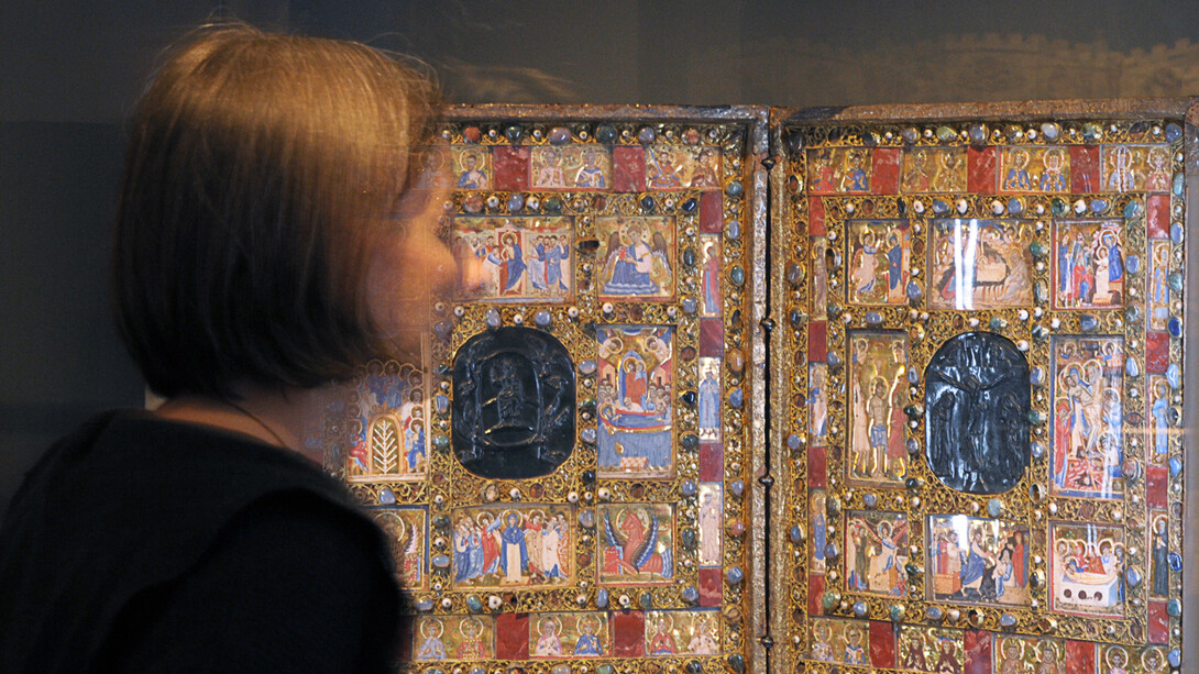 Looking at the Mille-fleur tapestry, which once belonged to Philip the Good (Brussels(?), ca 1466)
© Bernisches Historisches Museum, Bern. Photo Nadja Frey