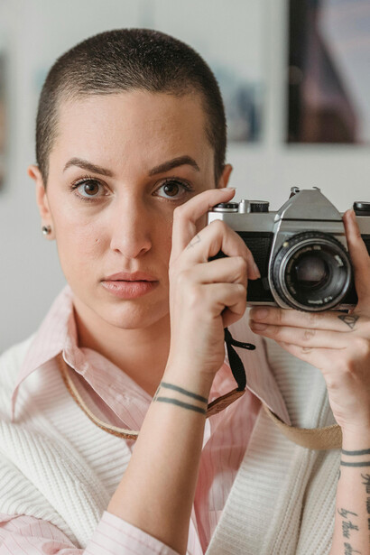 Fotografia. Através do registo fotográfico resultante de uma performance realizada sem público em março de 2017, na aldeia de Brgulje na Croácia
