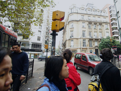 Turistas recorriendo la Ciudad Autónoma de Buenos Aires, Argentina