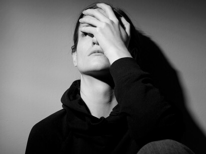 Mujer decepcionada: un fiasco es un resultado adverso cuando esperabas lo contrario y la vida está llena de fiascos, por lo tanto, hay que hacerse a vivir con ellos